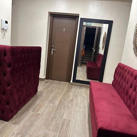 Hostal “ Infantas” Мадрид Екстериор снимка