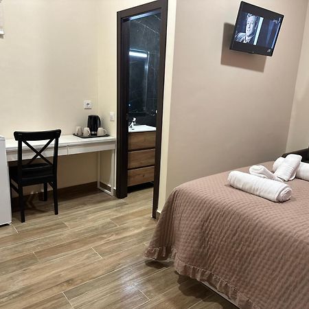 Hostal “ Infantas” Мадрид Екстериор снимка