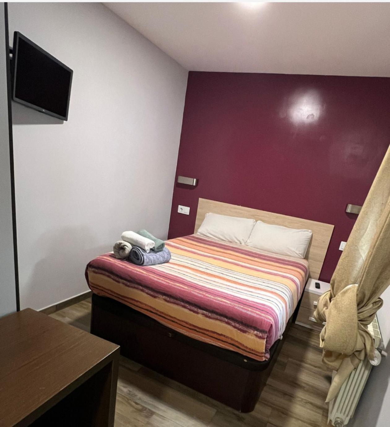 Hostal “ Infantas” Мадрид Екстериор снимка