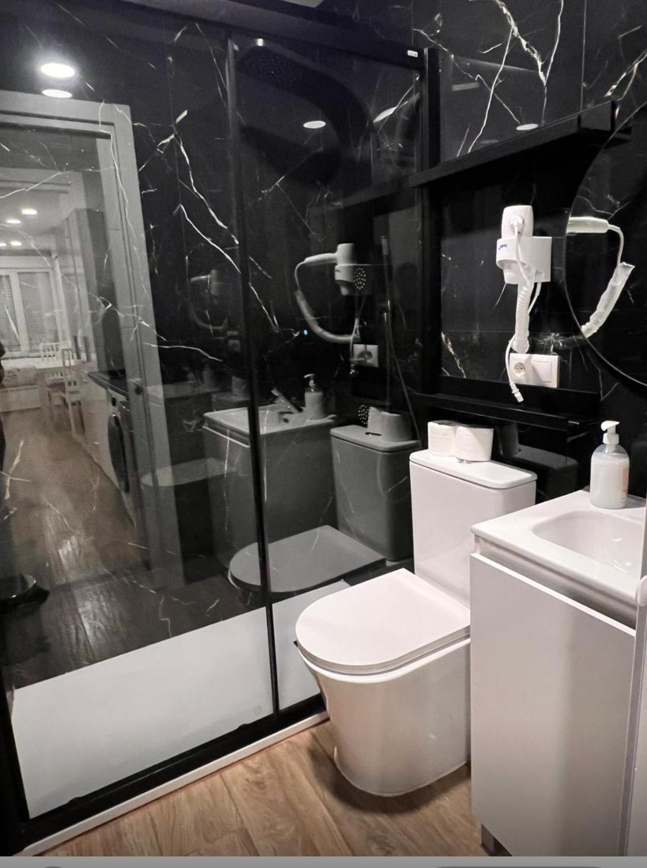 Hostal “ Infantas” Мадрид Екстериор снимка