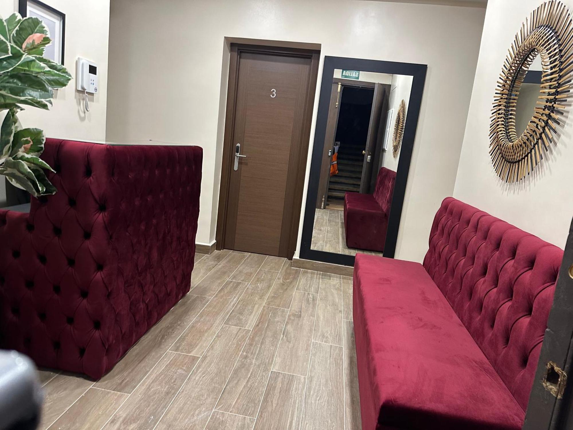 Hostal “ Infantas” Мадрид Екстериор снимка