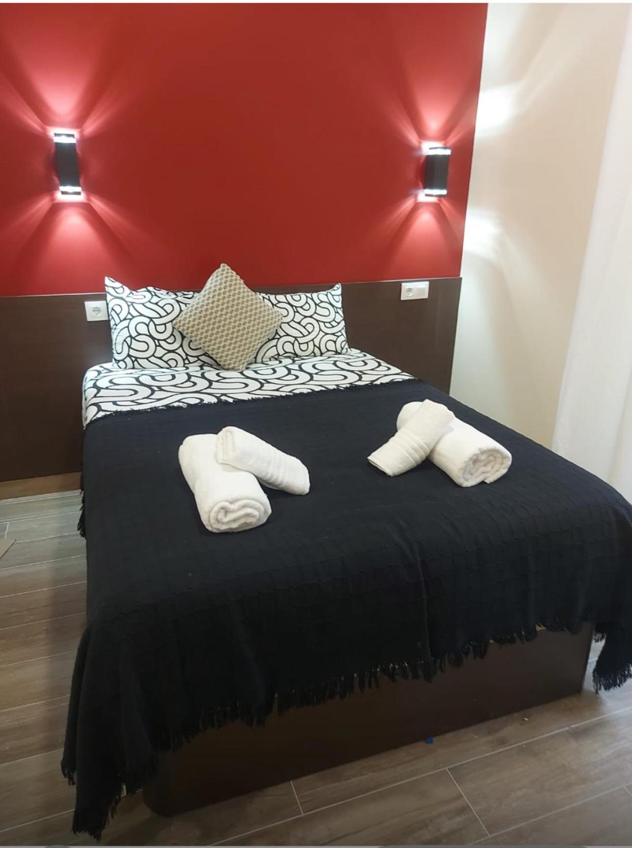 Hostal “ Infantas” Мадрид Екстериор снимка