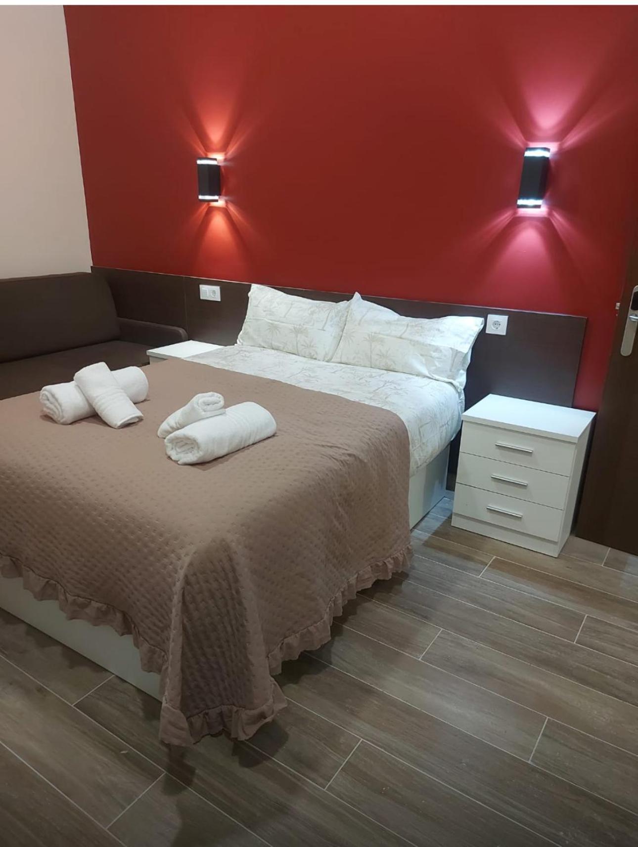 Hostal “ Infantas” Мадрид Екстериор снимка