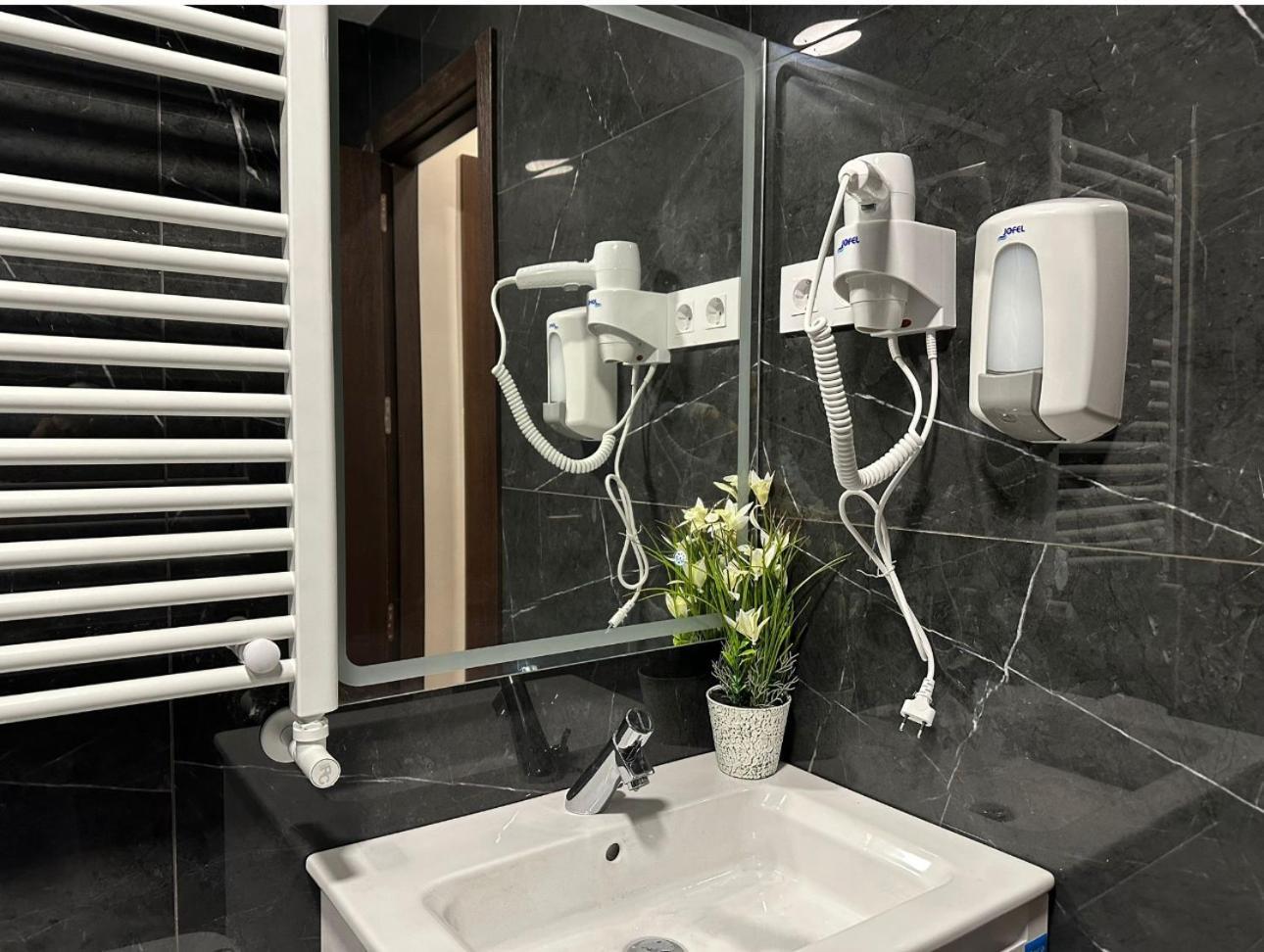Hostal “ Infantas” Мадрид Екстериор снимка