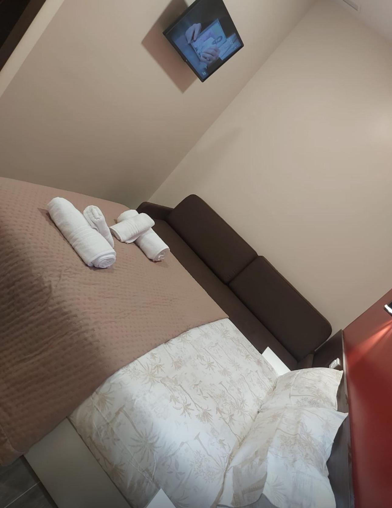 Hostal “ Infantas” Мадрид Екстериор снимка