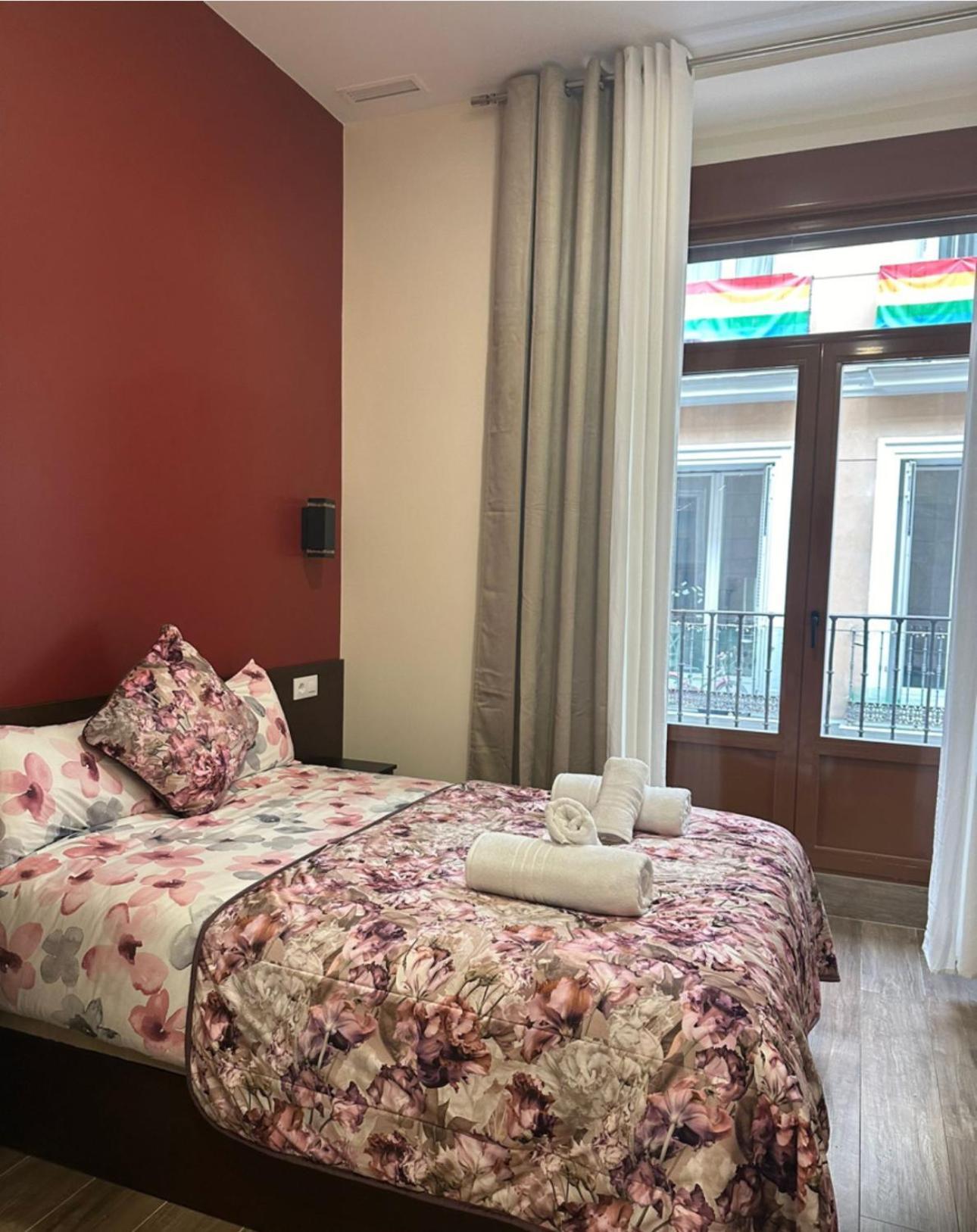 Hostal “ Infantas” Мадрид Екстериор снимка
