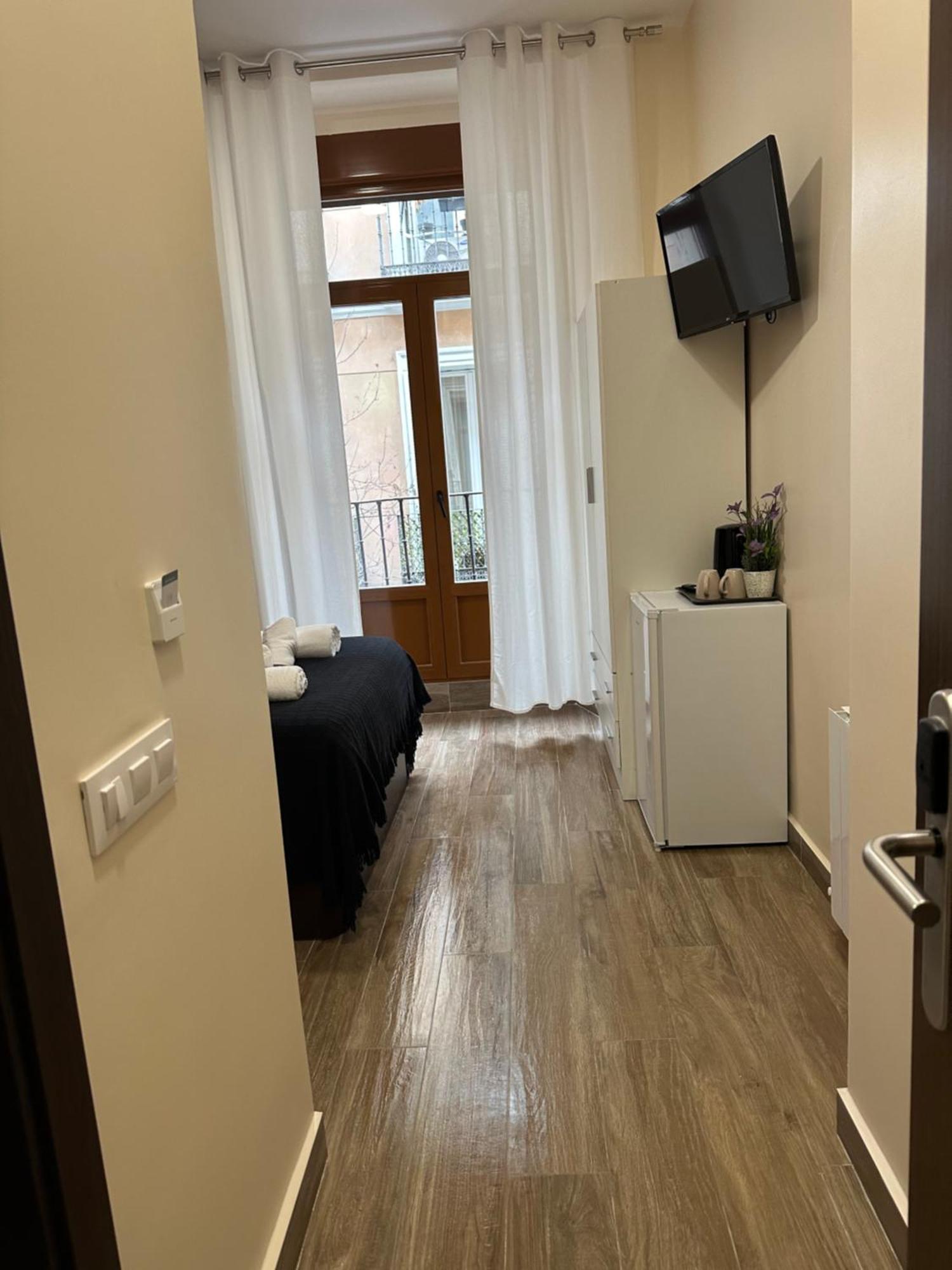 Hostal “ Infantas” Мадрид Екстериор снимка