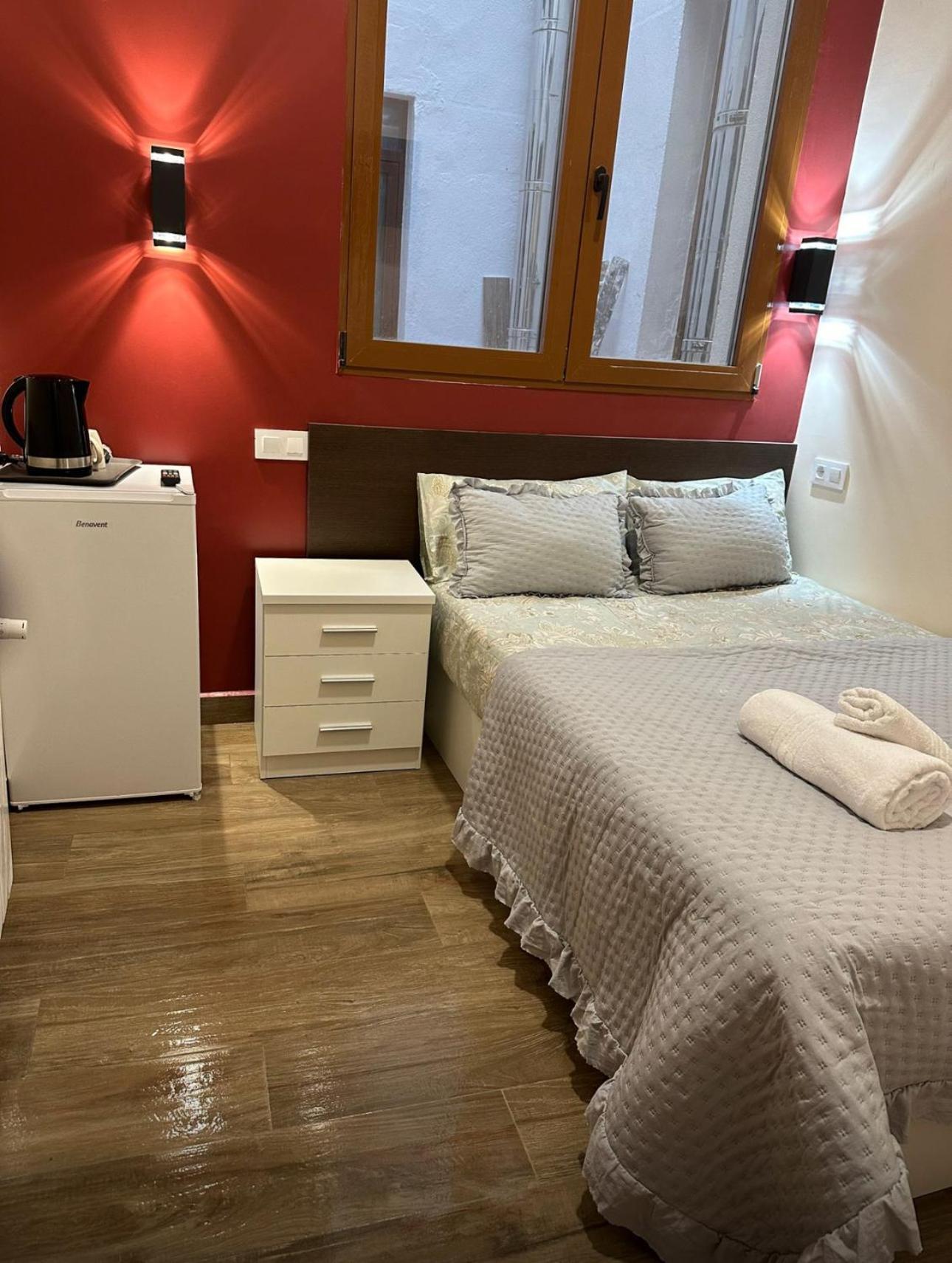 Hostal “ Infantas” Мадрид Екстериор снимка