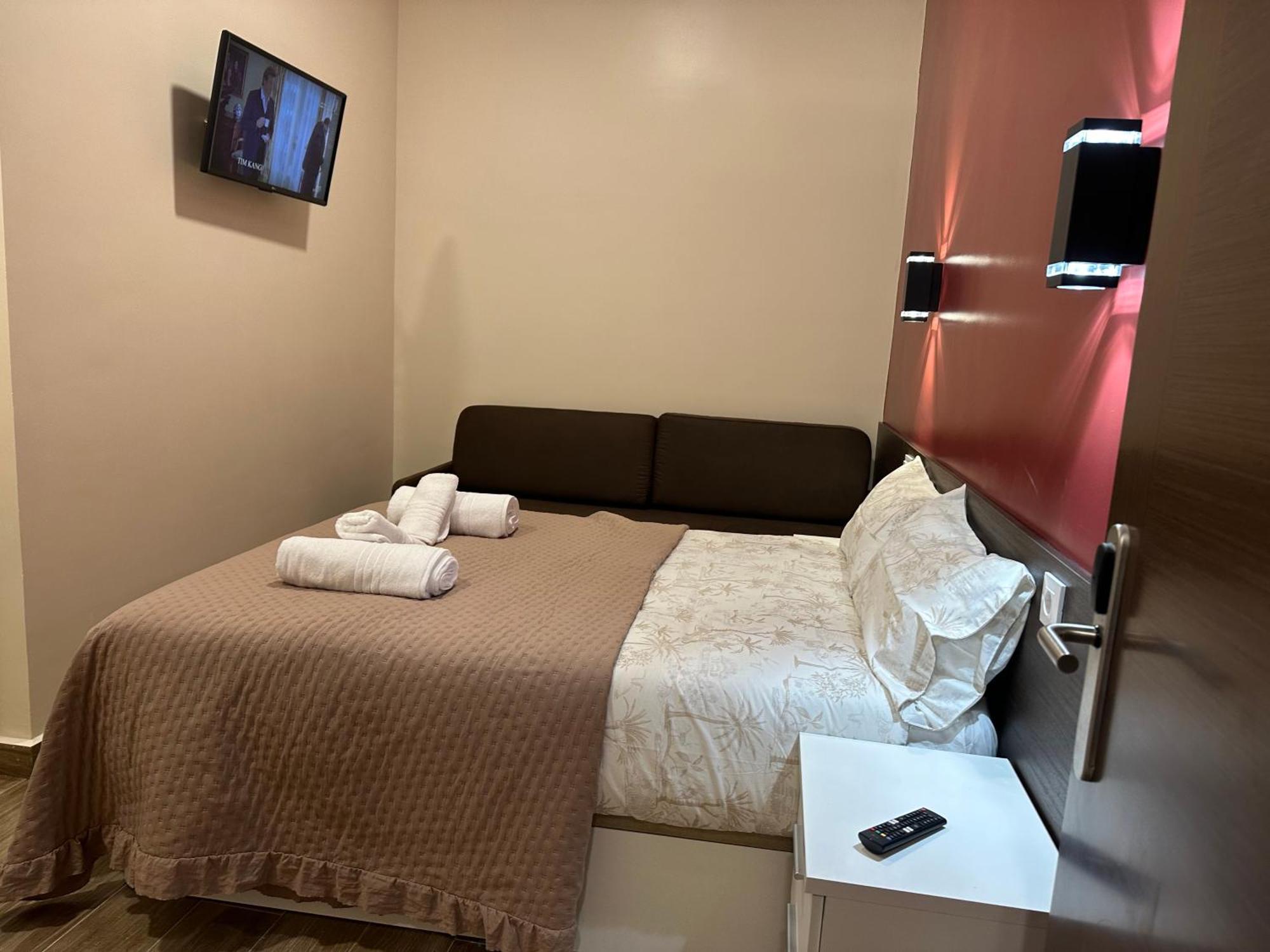 Hostal “ Infantas” Мадрид Екстериор снимка