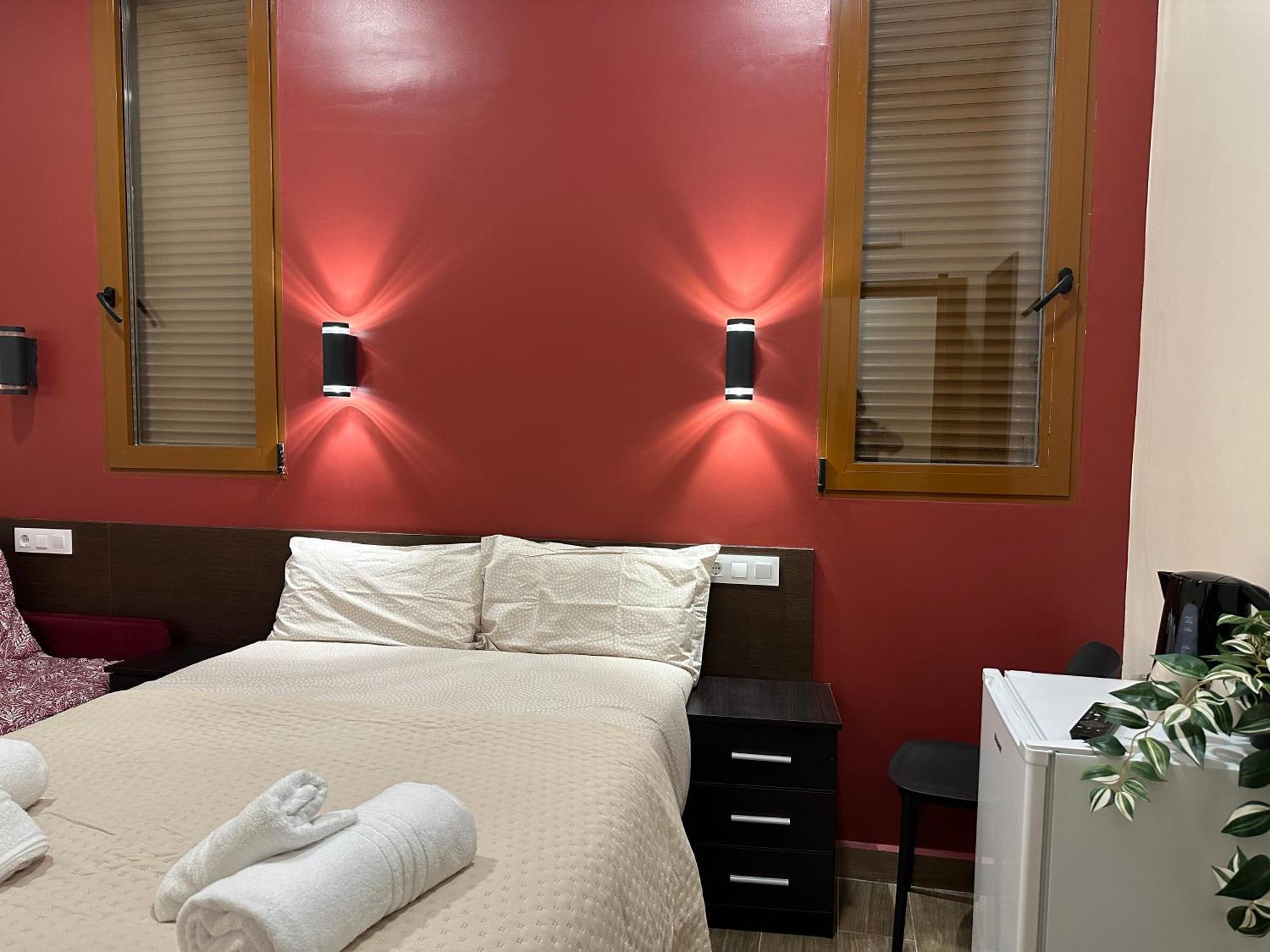 Hostal “ Infantas” Мадрид Екстериор снимка